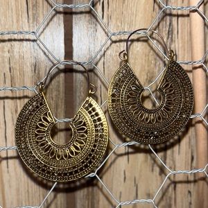 Womens Gold Detailed Earrings